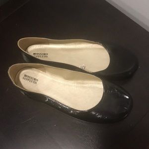 Faux black patent flats sz11